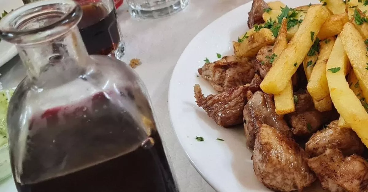 Vino y carne fiesta del guachinche El Capitán, uno de los más populares de Santa Úrsula./ REDES.