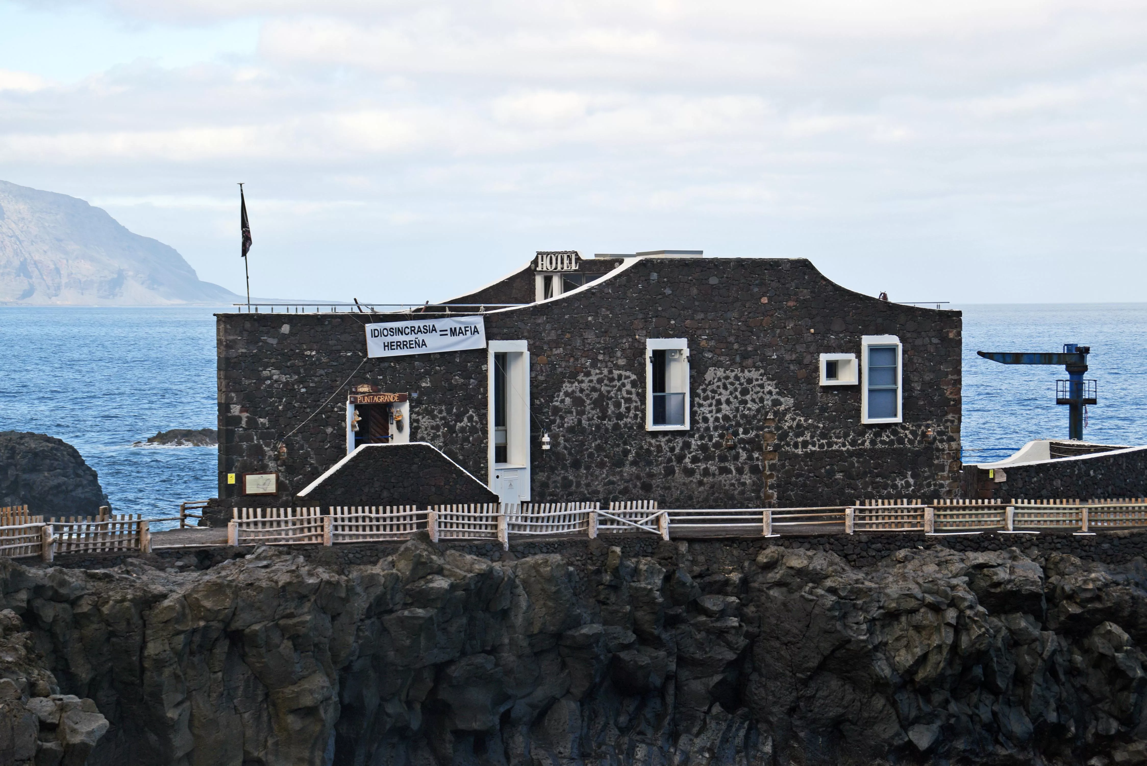Hotel Puntagrande, en La Frontera, con pancartas de quejas / CEDIDA