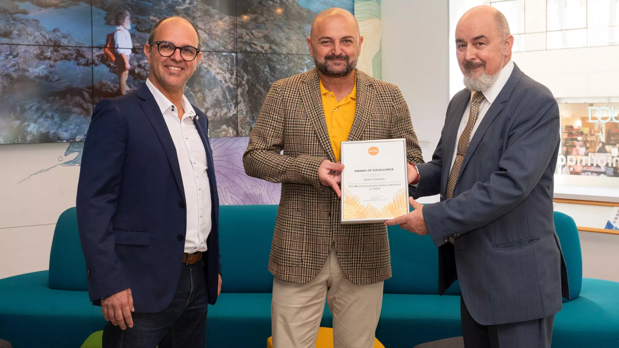 El consejero de Turismo, Carlos Álamo, recibiendo el distintivo de Aurinkomatkat / TURISMO DE GRAN CANARIA