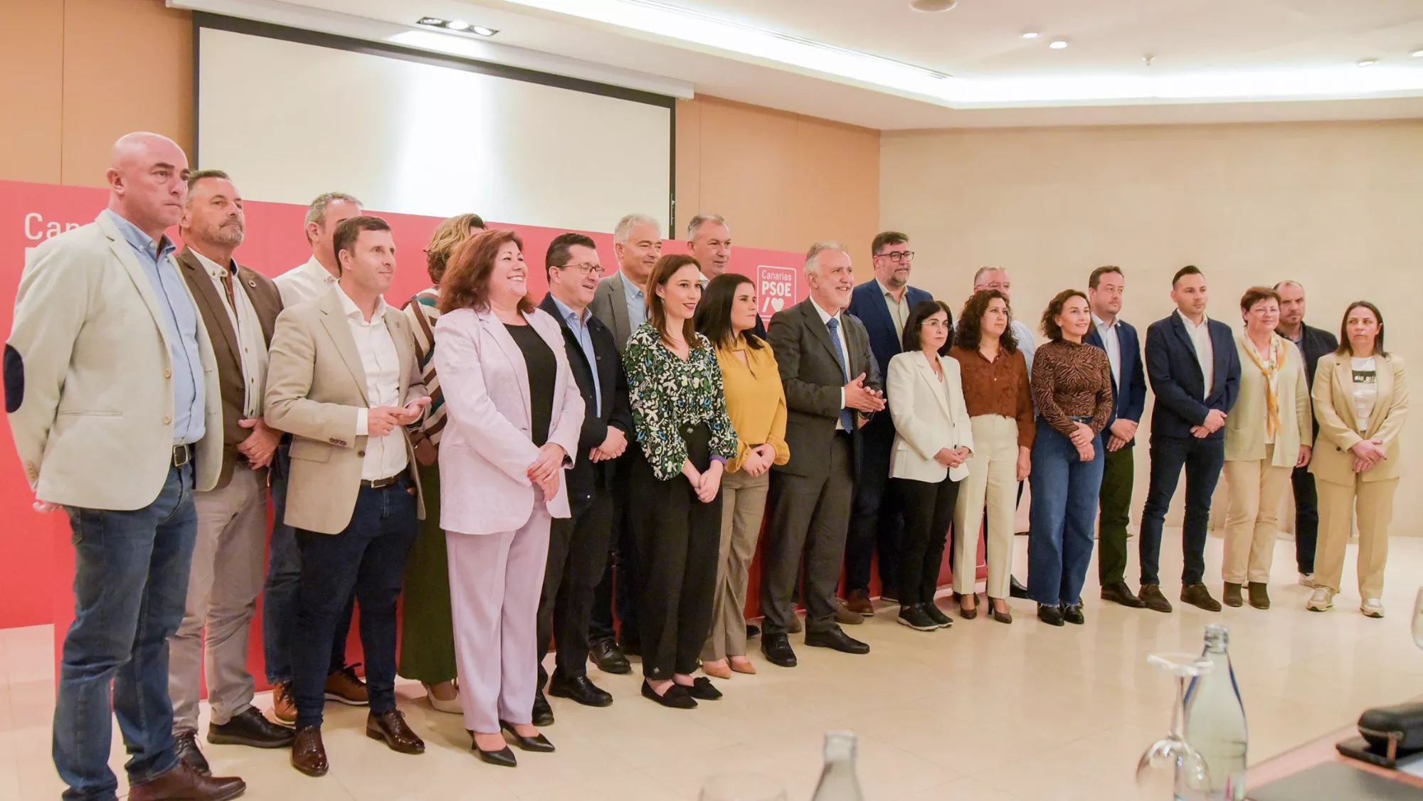 Ángel Víctor Torres con los alcaldes socialistas de Canarias./ CEDIDA