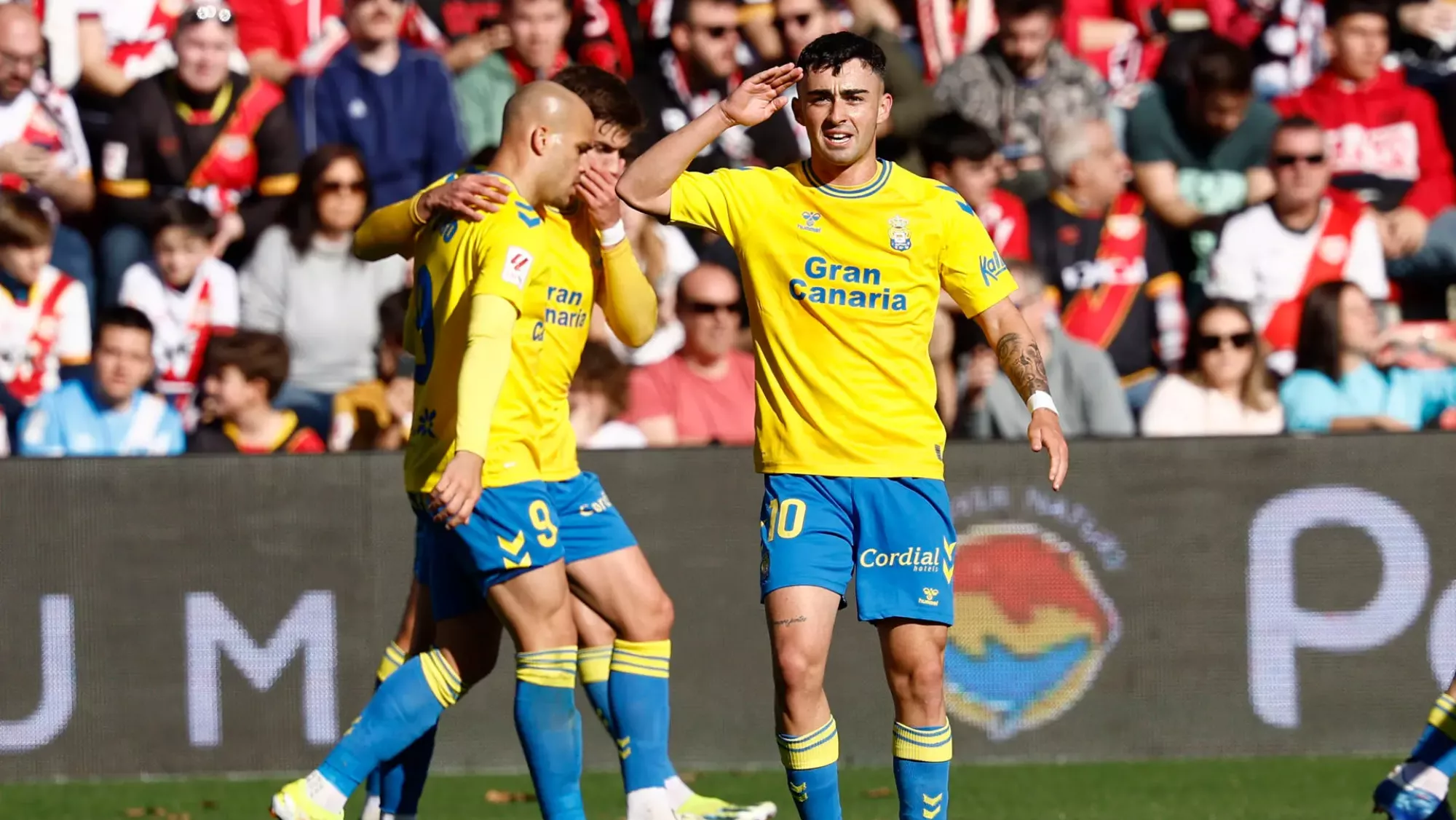 Foto de archivo del jugador de la UD Las Palmas Alberto Moleiro (d) celebrando un gol / EFE