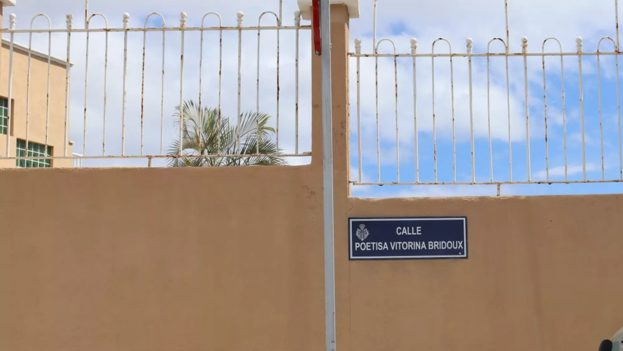 Cartel con la errata en la calle Poetisa Victorina Bridoux. / AINOHA CRUZ-ATLÁNTICO HOY