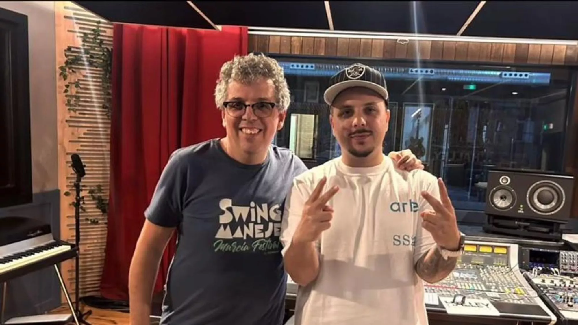 Pedro Guerra y Cruz Cafuné en el estudio de grabación / REDES CRUZ CAFUNÉ