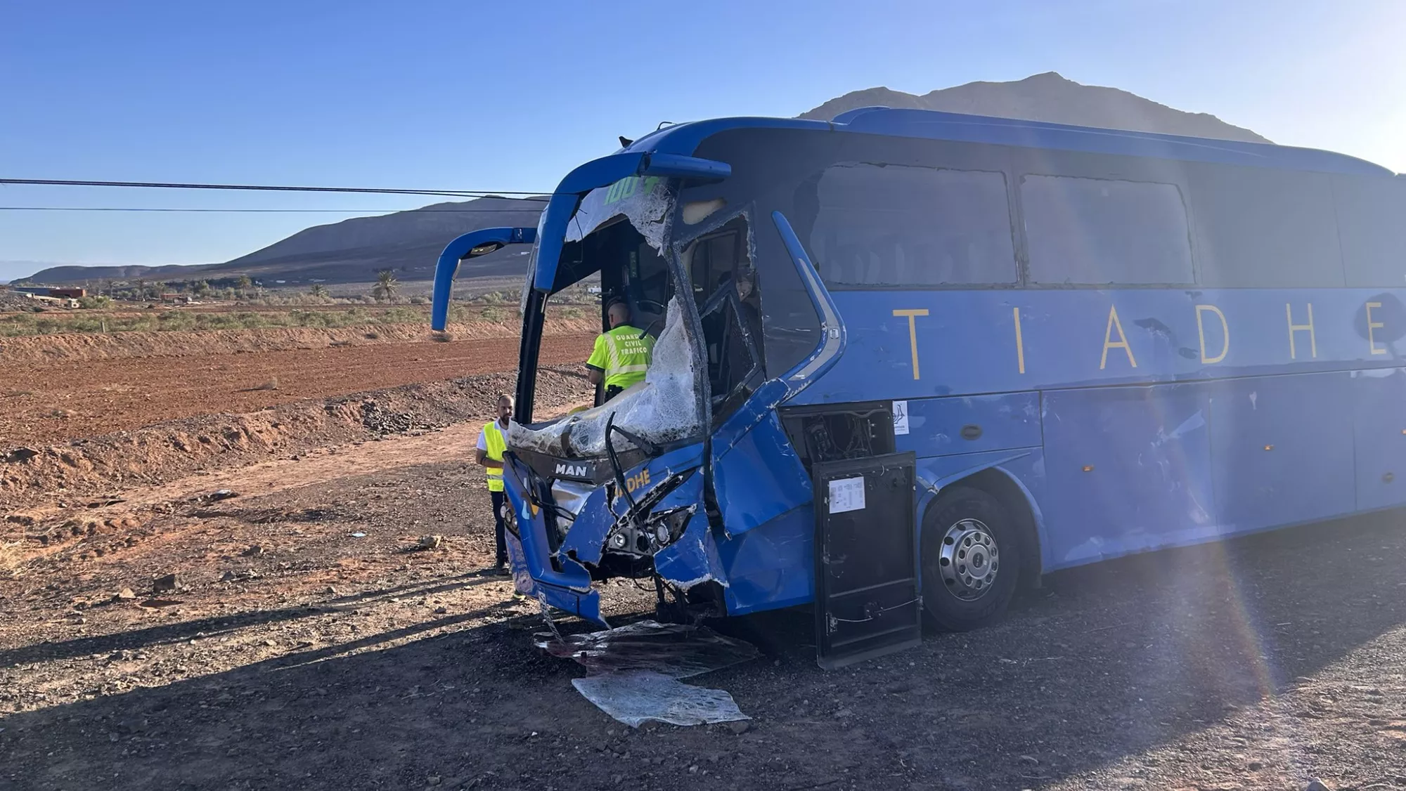 Así ha quedado la guagua tras el accidente / EMERGENCIAS DE FUERTEVENTURA