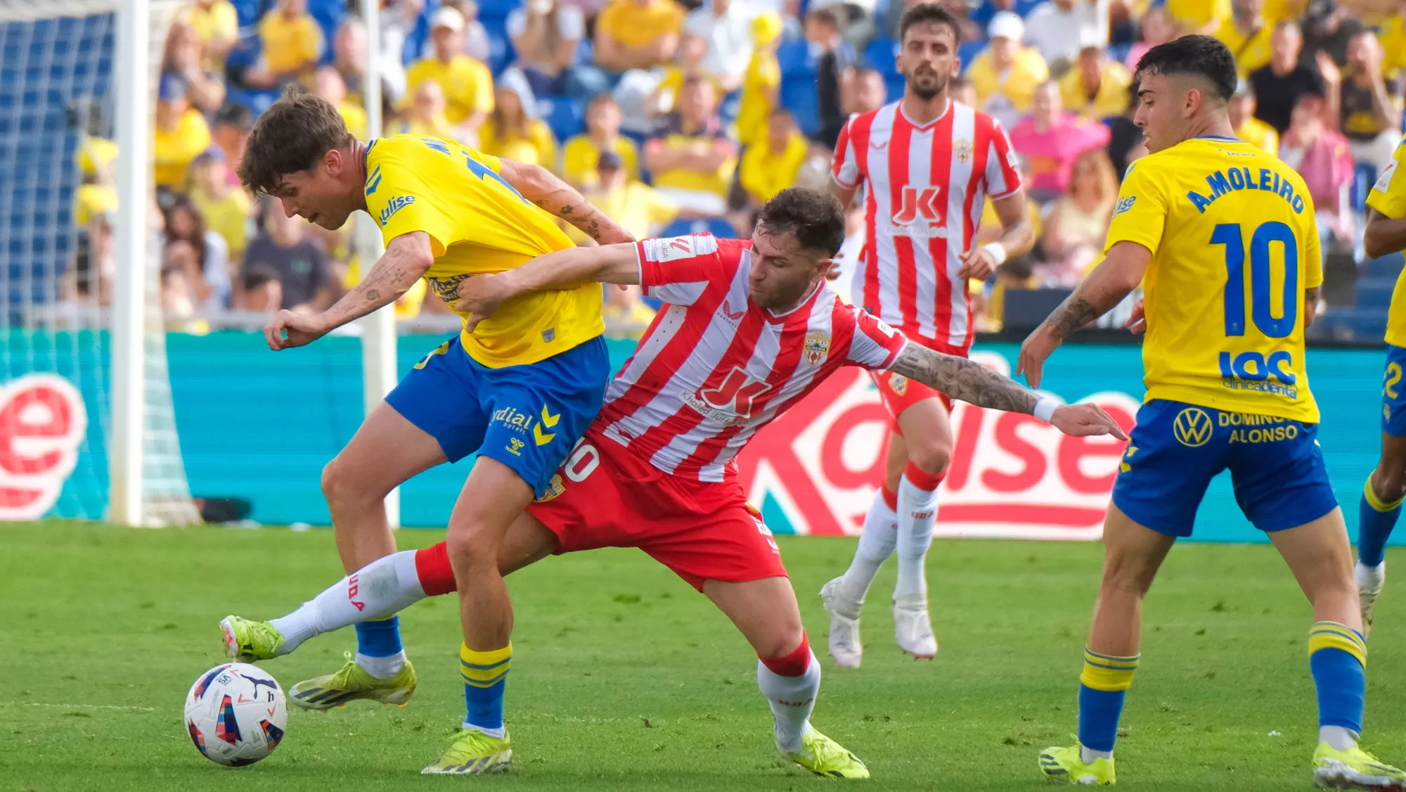 El centrocampista de Las Palmas Daley Sinkgraven (i) y el centrocampista del Almería Adrián Embarba / EFE