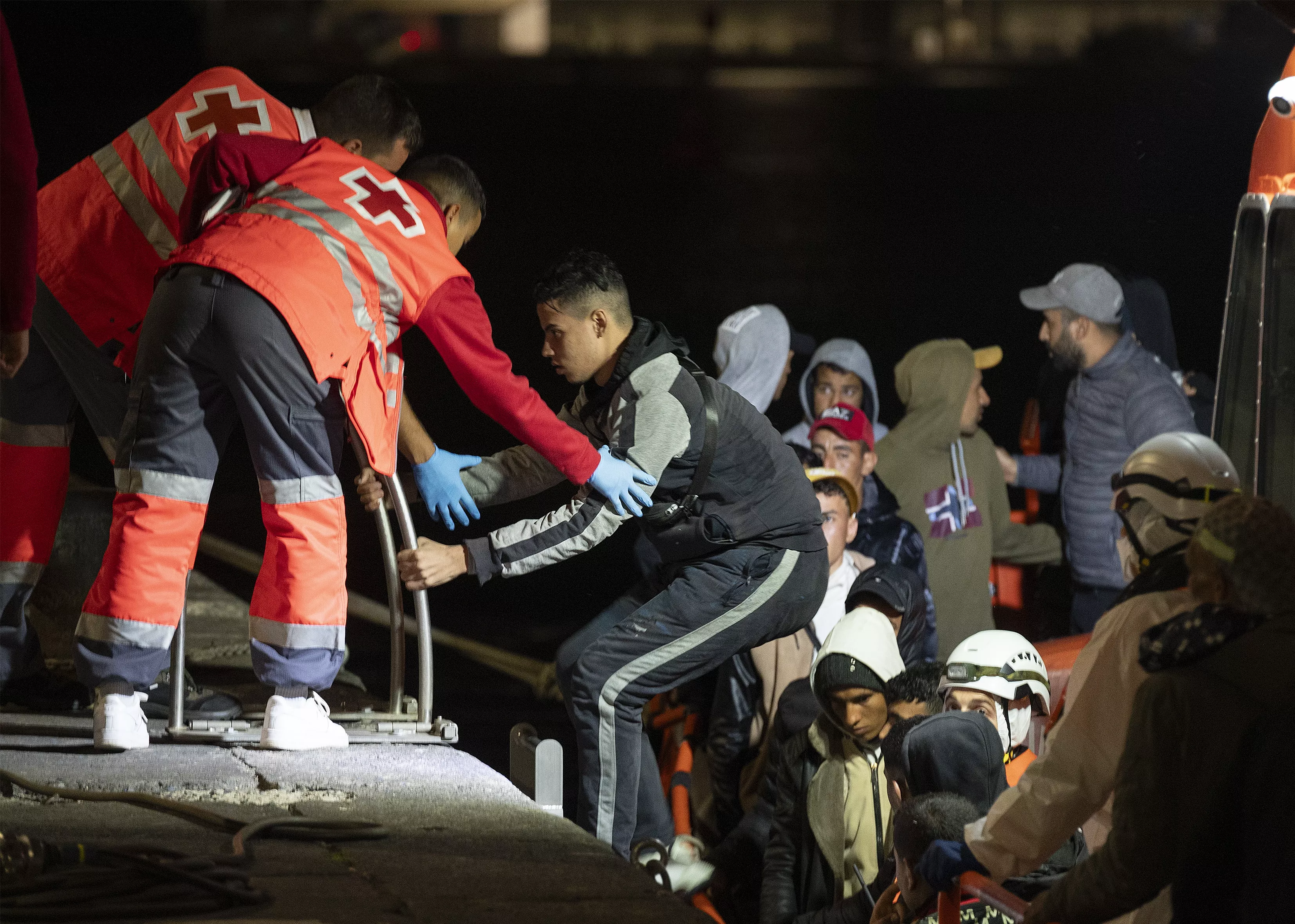 La Salvamar Al Nair, de Salvamento Marítimo, ha rescatado este domingo a 59 personas de origen magrebí en Lanzarote (Canarias). / ADRIEL PERDOMO-EFE