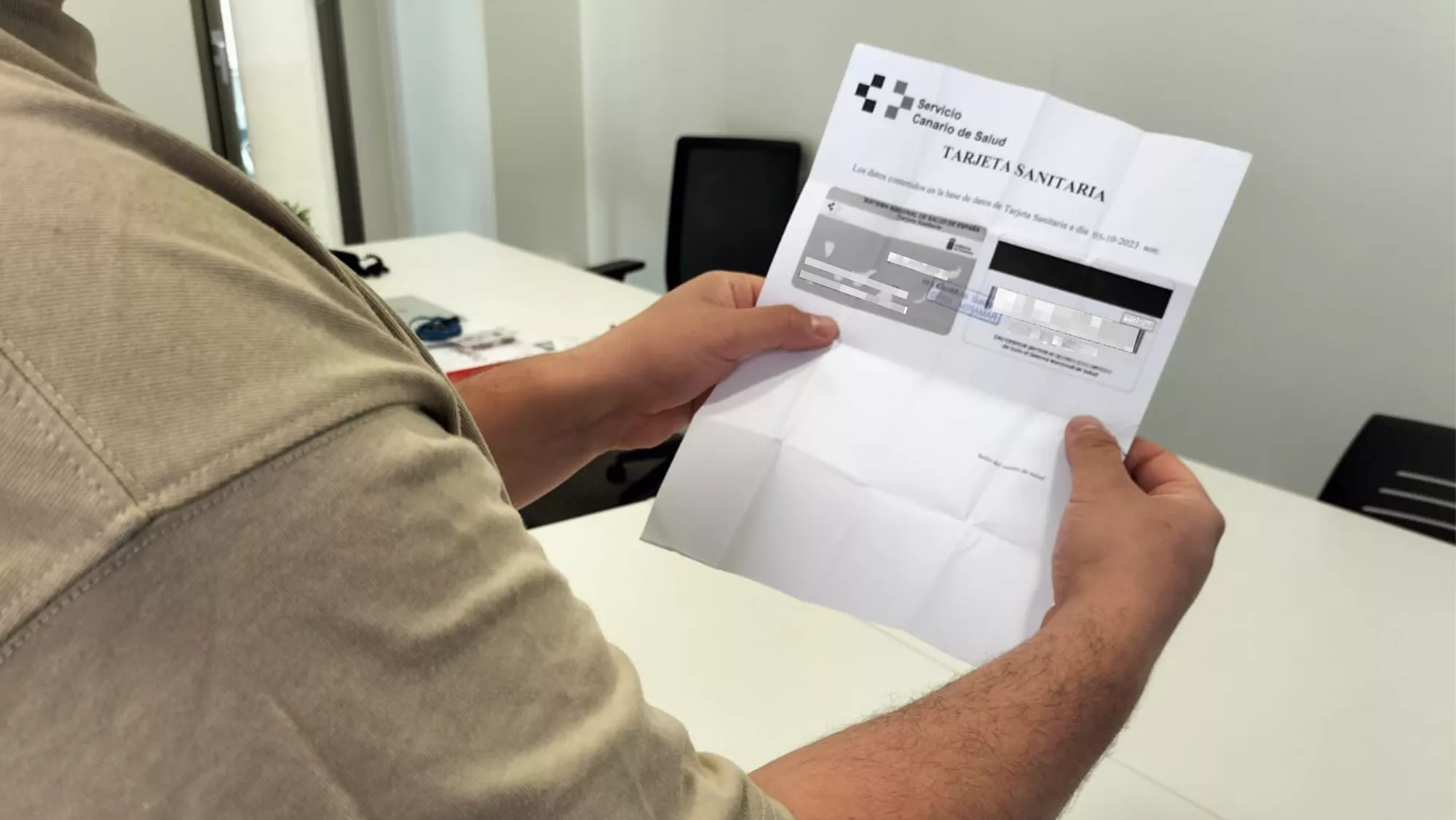 Carlos Hernández (nombre ficticio anonimizado) muestra su tarjeta de salud impresa en papel desde el 3 de octubre en el centro de salud Ofra-Miramar./ AH