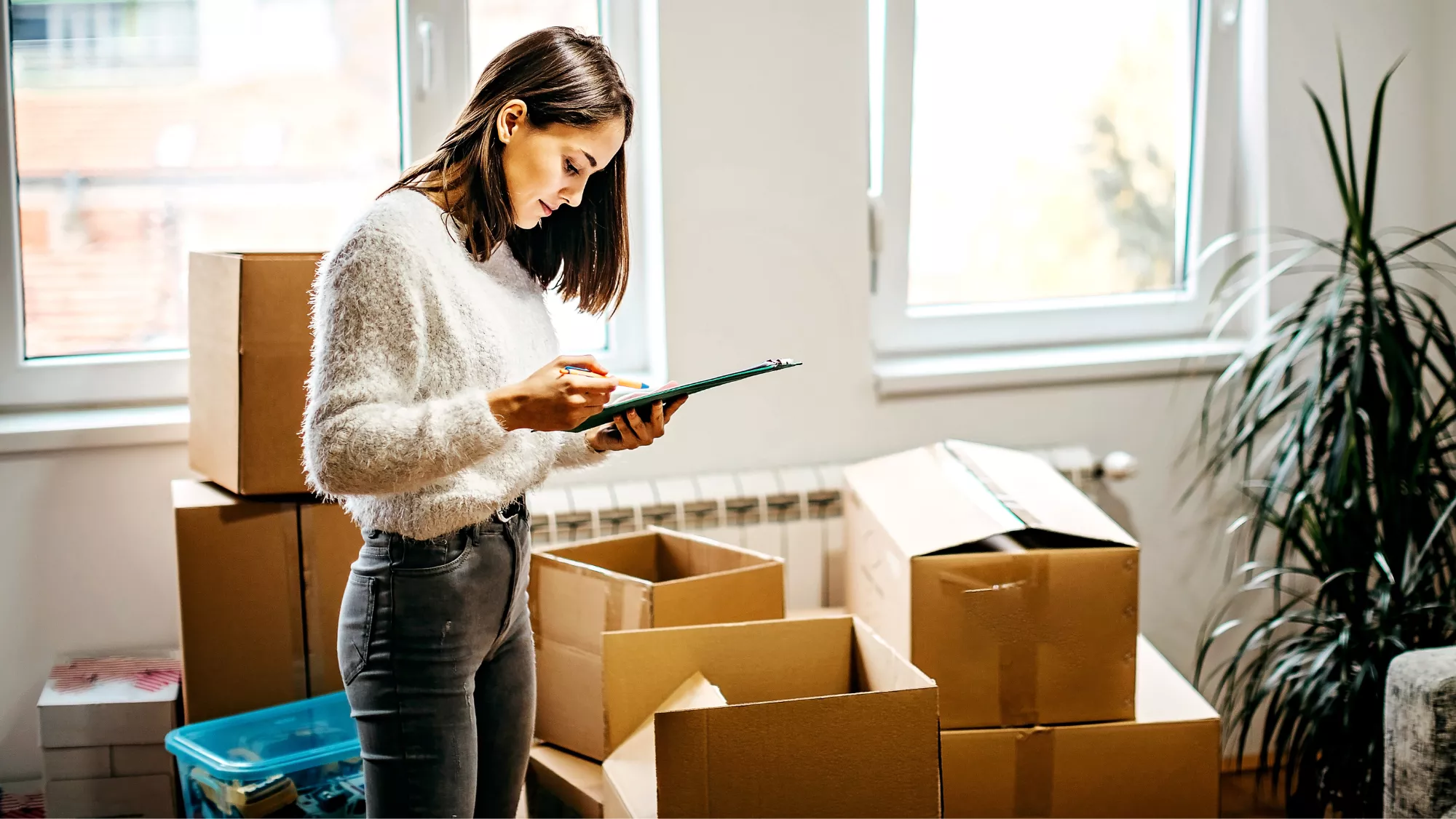 Una joven guardando sus pertenencias en cajas para independizarse / AH