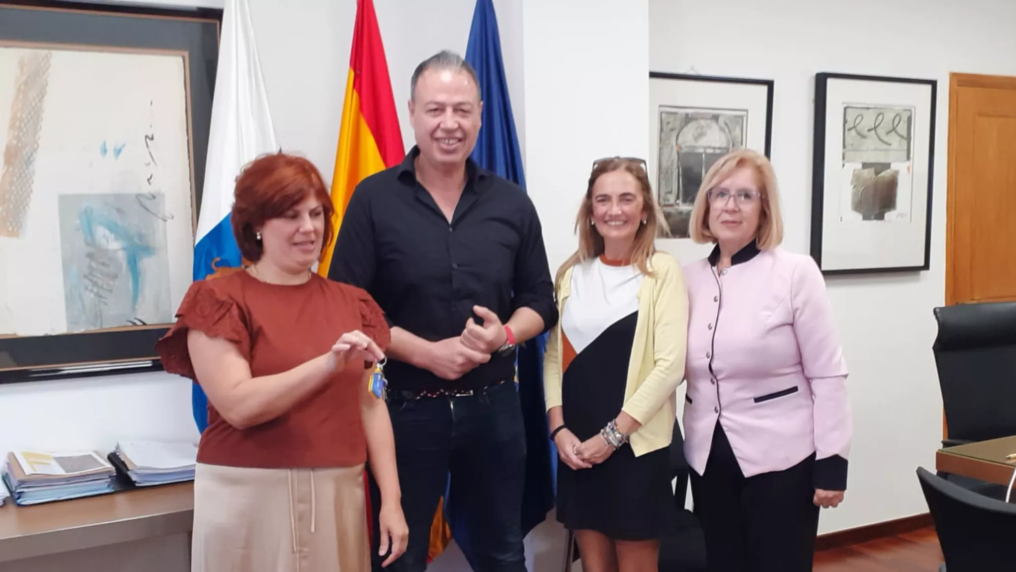 Foto de familia de la cesión del local en Santa Cruz / GOBIERNO DE CANARIAS