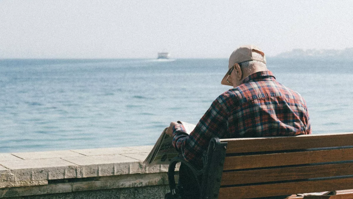 Imagen de archivo de una persona mayor leyendo el diario / Pexels