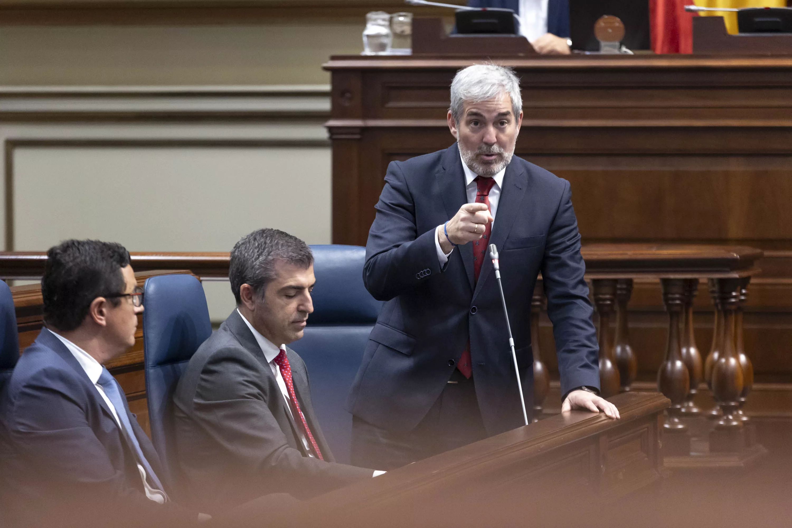 El presidente de Canarias, Fernando Clavijo, en el Pleno del Parlamento. / MIGUEL BARRETO-EFE