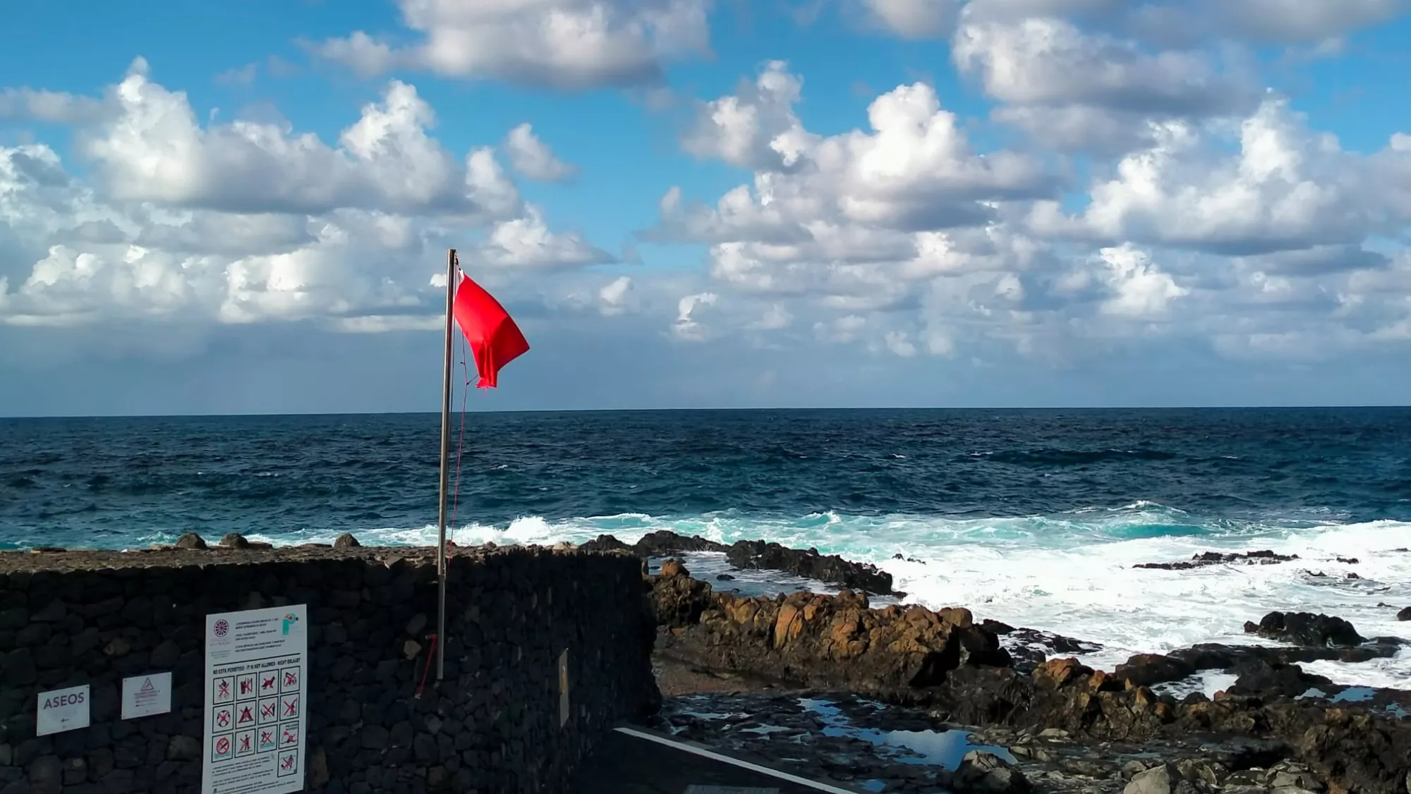 Bandera roja en una zona costera de Canarias.  ATLÁNTICO HOY