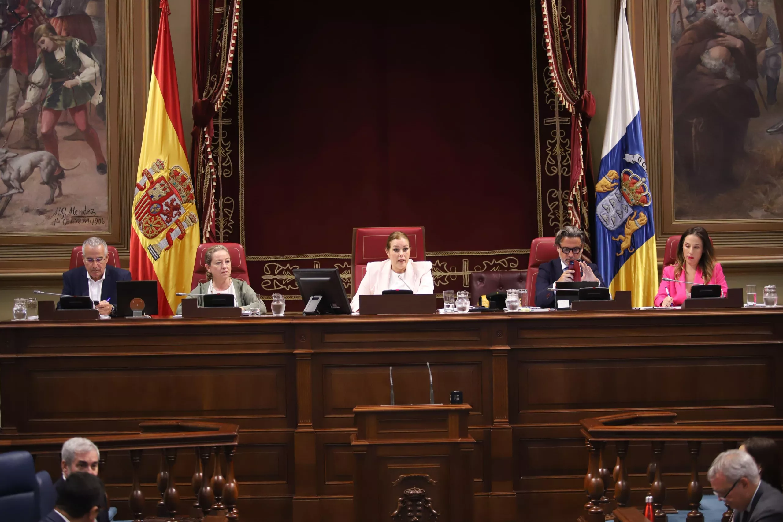 Mesa del Parlamento de Canarias. / CEDIDA
