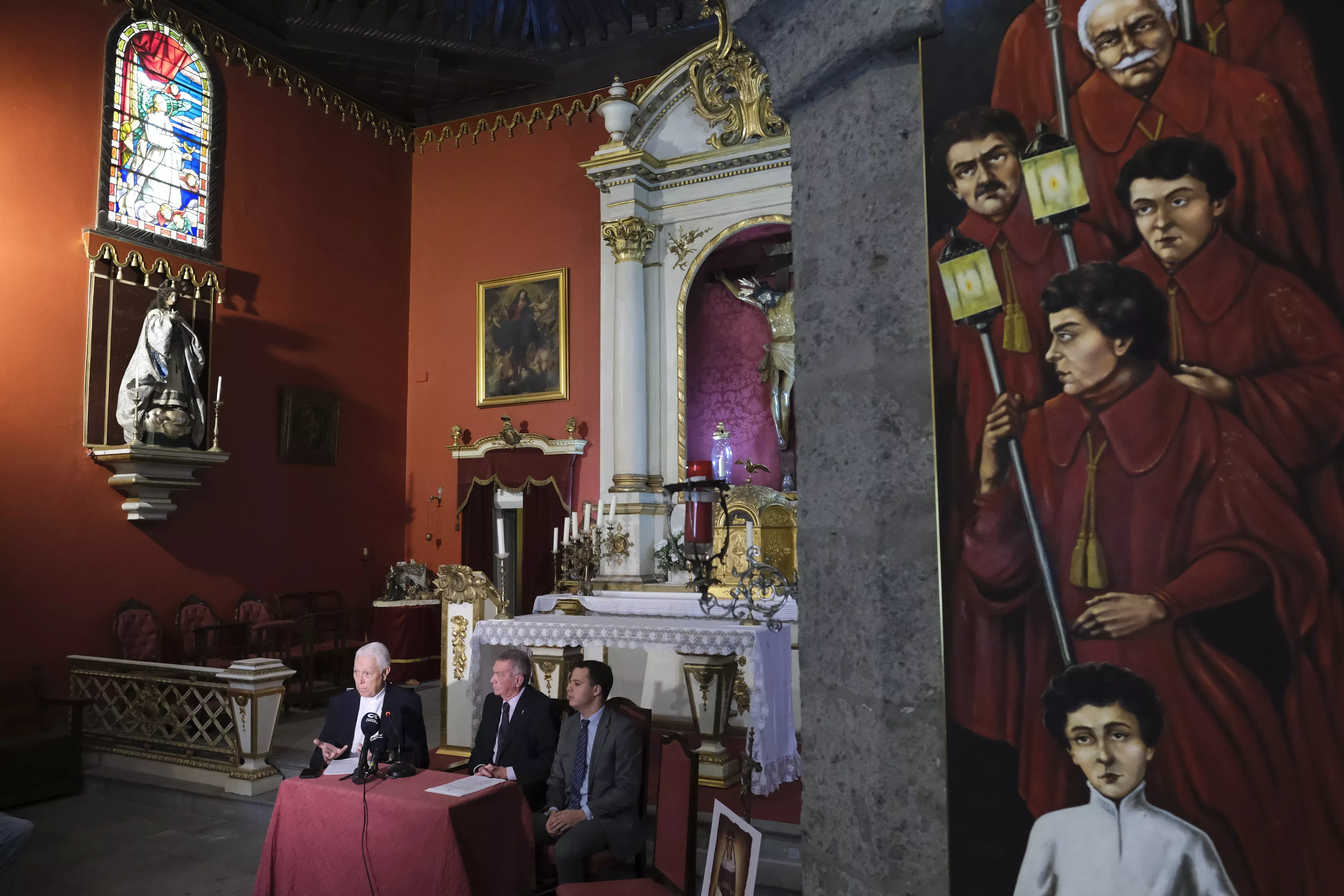 El concejal de Cultura de Las Palmas de Gran Canaria, Adrián Santana, el presidente del Consejo de Hermandades, Cofradías y Patronazgos de la ciudad, José Joaquín Rocataliata; y el consiliario del Consejo, Hipólito Cabrera. / EFE