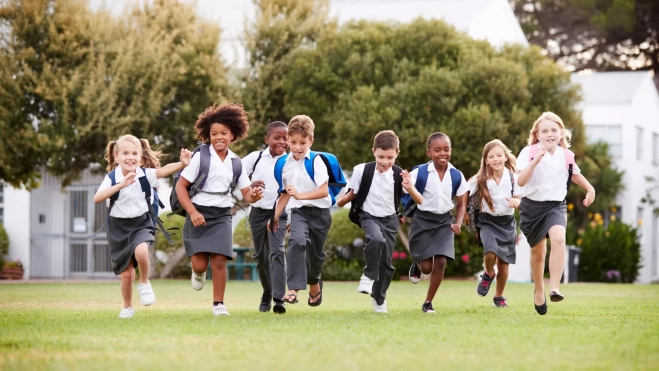Imagen de unos niños corriendo hacia un colegio / AH
