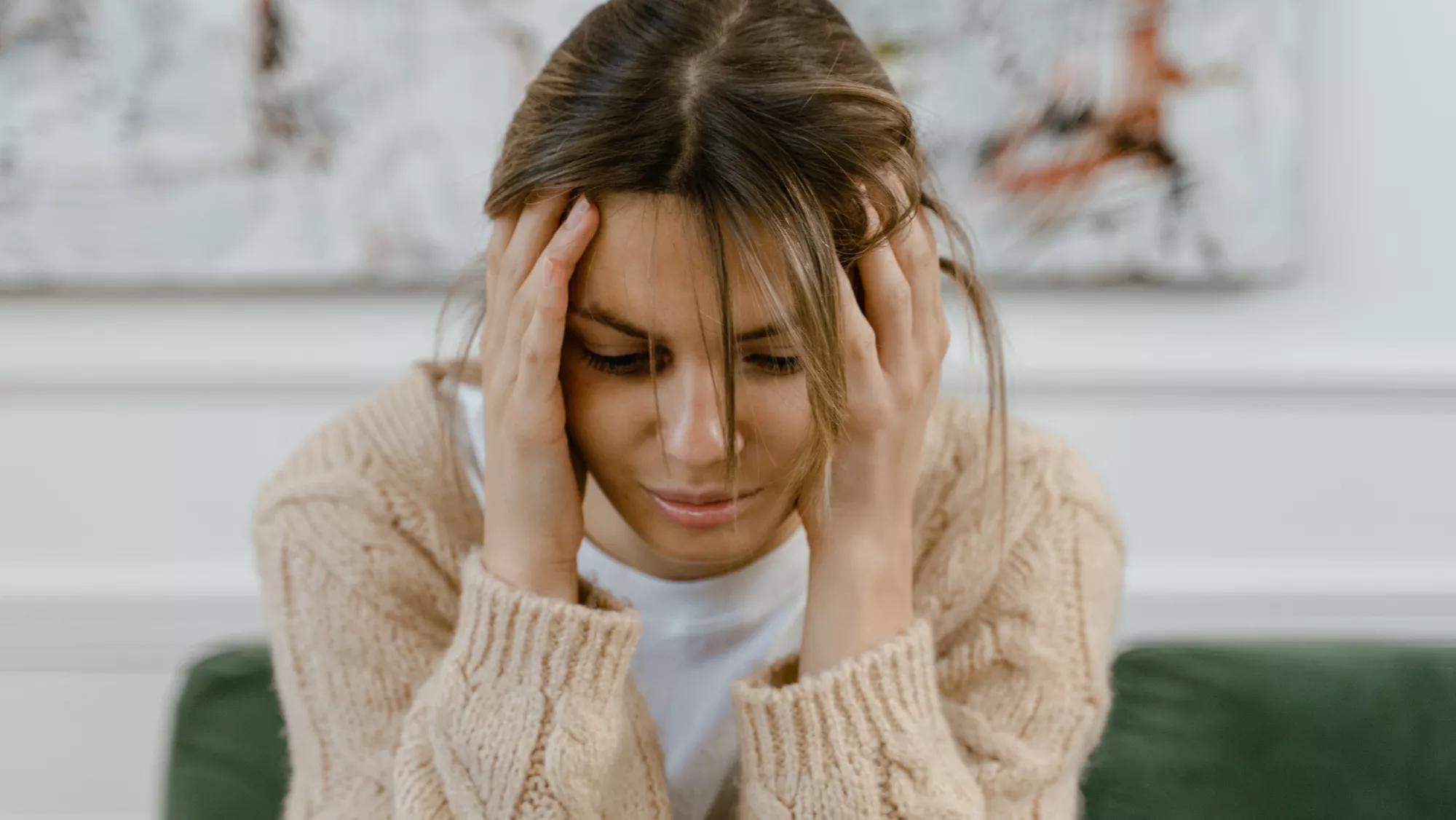 Imagen de una mujer con las manos en la cabeza / AH