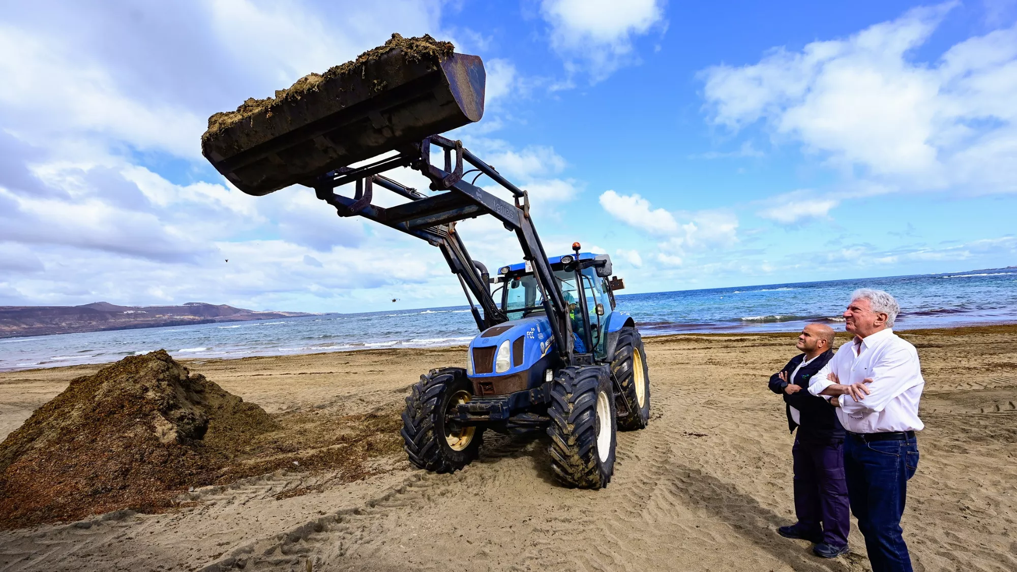 Retirada de algas en la playa de Las Canteras / AYUNTAMIENTO DE LAS PALMAS DE GRAN CANARIA