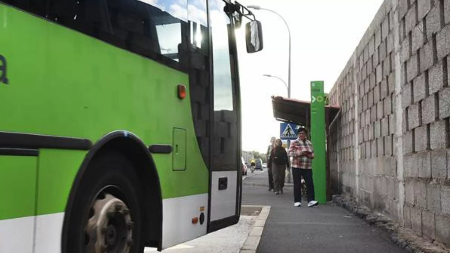 Una persona asociada a Canarias Siempre a la Vista recoge firmas en la estación de Buenavista del Norte para pedir la recuperación de la línea 107./ CEDIDA