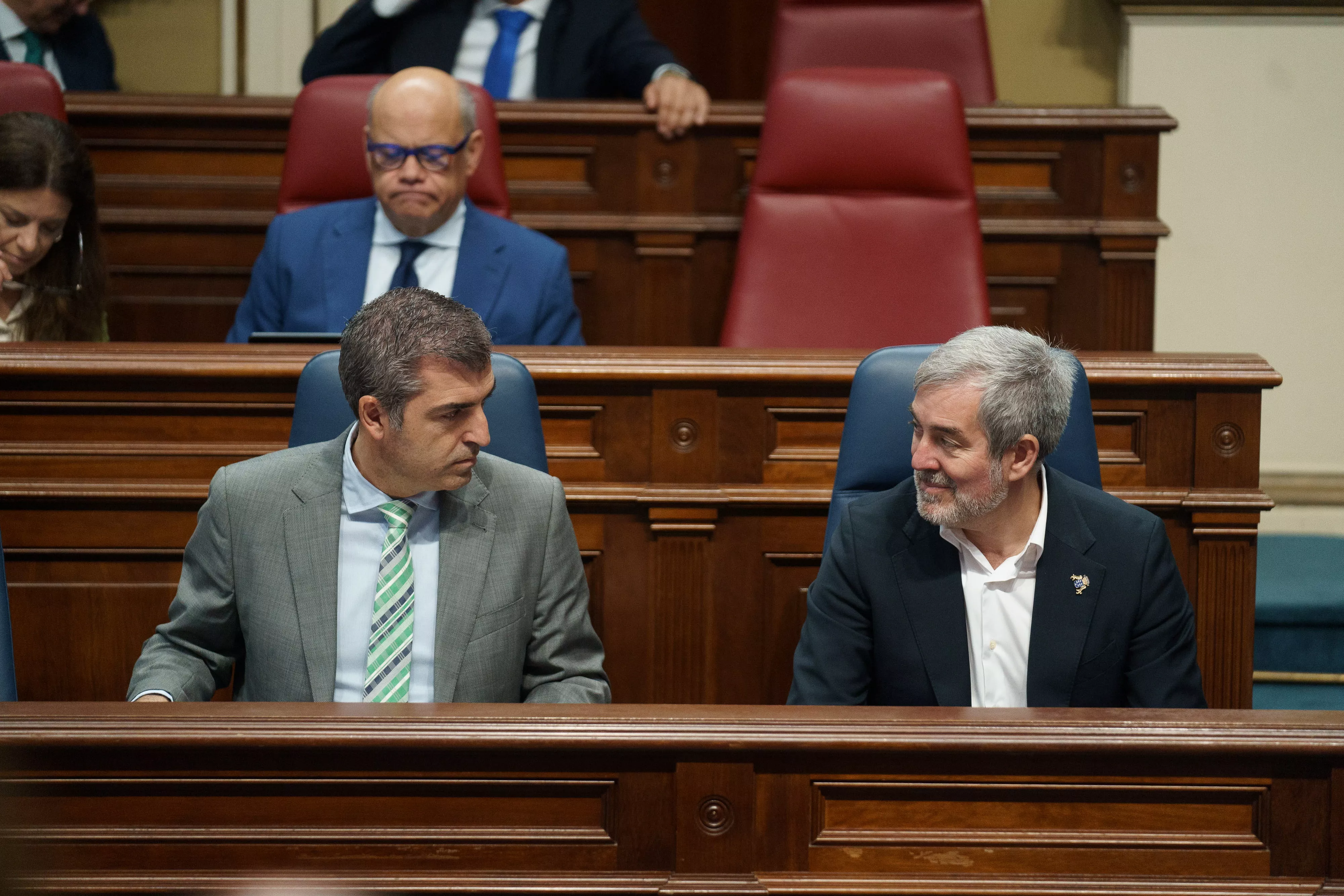 El vicepresidente del Gobierno de Canarias, Manuel Domínguez, y el presidente de Canarias, Fernando Clavijo en el Parlamento de Canarias. / EFE