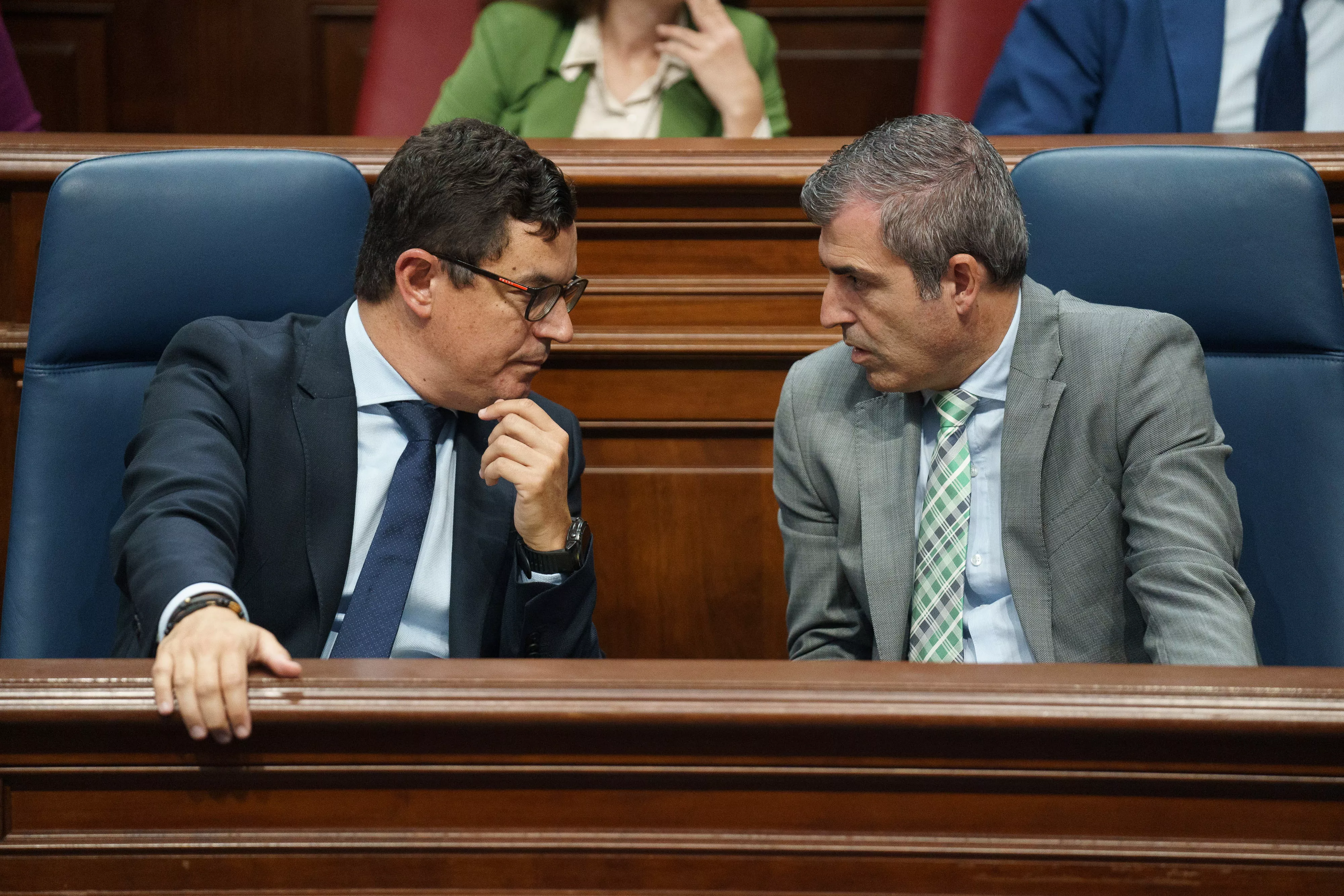 El consejero de Vivienda, Pablo Rodríguez (i), en conversación con el vicepresidente del Gobierno de Canarias, Manuel Domínguez. / EFE