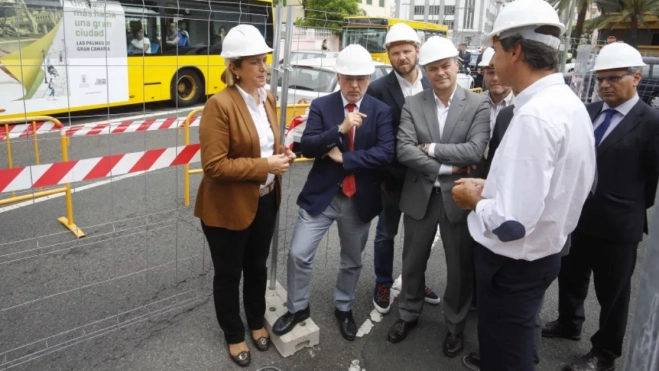 28 de junio de 2017. Mercedes Roldós, entonces delegada del Gobierno, Antonio Morales, Heriberto Dávila y Augusto Hidalgo visitan el primer día de las obras de la MetroGuagua. / GUAGUAS MUNICIPALES