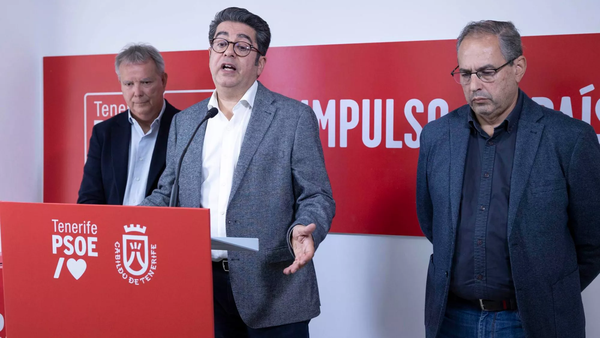 El portavoz del PSOE en el Parlamento de Canarias, Sebastián Franquis (i); el presidente del grupo socialista en el Cabildo de Tenerife, Pedro Martín (c); y el exdirector general de Infraestructuras Viarias de la comunidad autónoma José Luis Delgado (d) ./ EFE