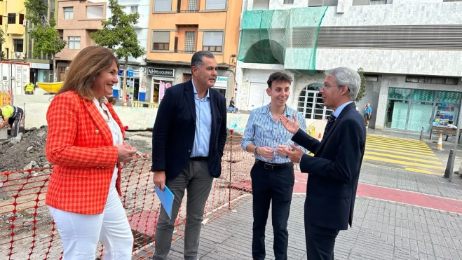 De izquierda a derecha en la imagen Jimena Delgado, Ignacio Guerra, Ignacio García y Gustavo Sánchezen una obra de la MetroGuagua / MARCOS MORENO - AH