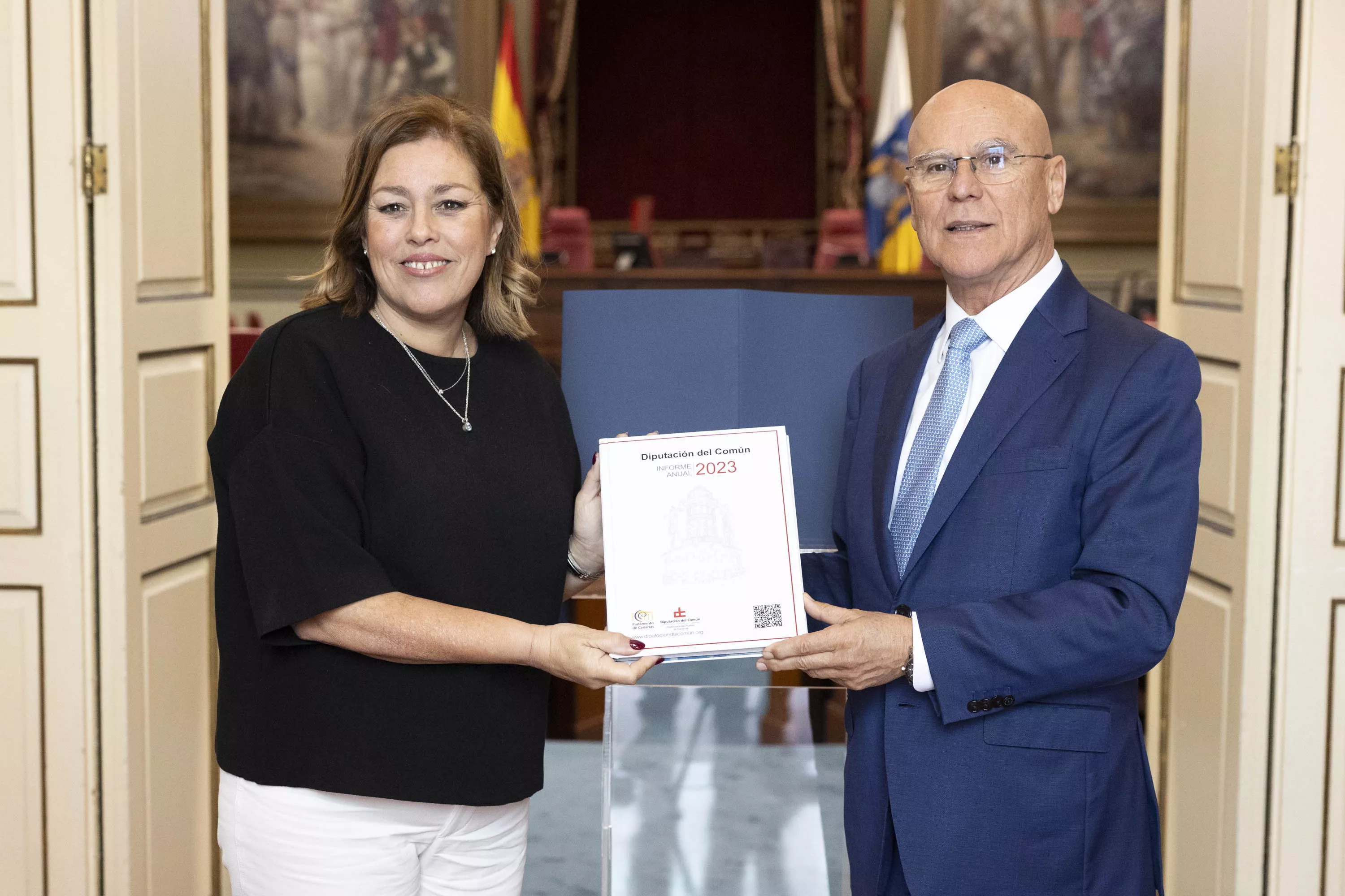 La presidenta del Parlamento de Canarias, Astrid Pérez, y el Diputado del Común, Rafael Yanes, en la presentación del informe de 2023, con la dependencia como principal preocupación. / EFE