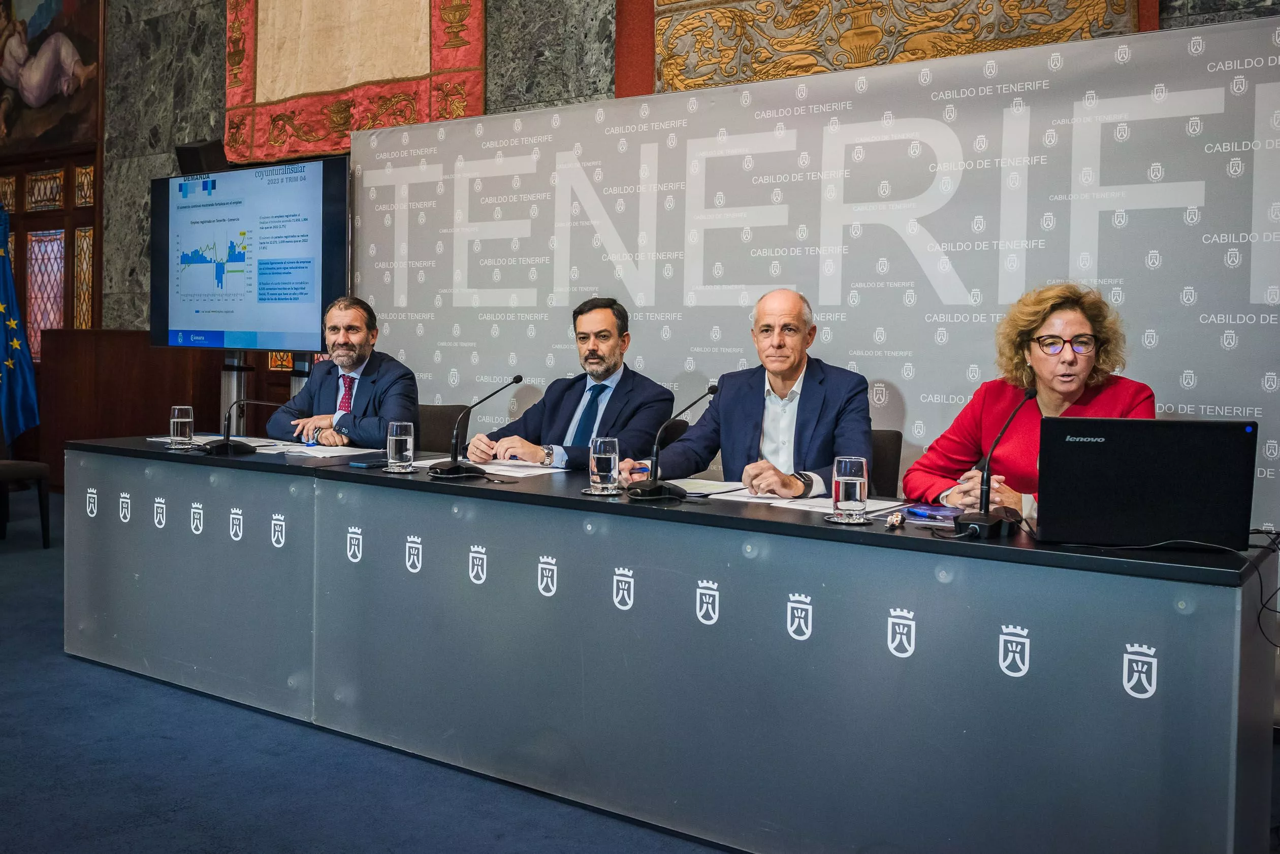 El consejero de Comercio del Cabildo, Manuel Fernández; el vicepresidente Lope Afonso; el presidente de la Cámara de Comercio de Santa Cruz de Tenerife, Santiago Sesé; y su directora general, Lola Pérez./