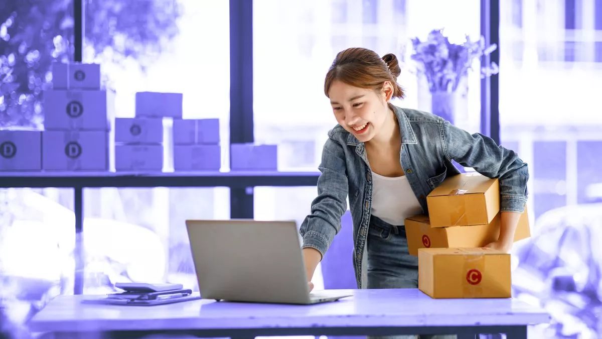 Una mujer con varios pedidos y un ordenador. / SERVIMEDIA