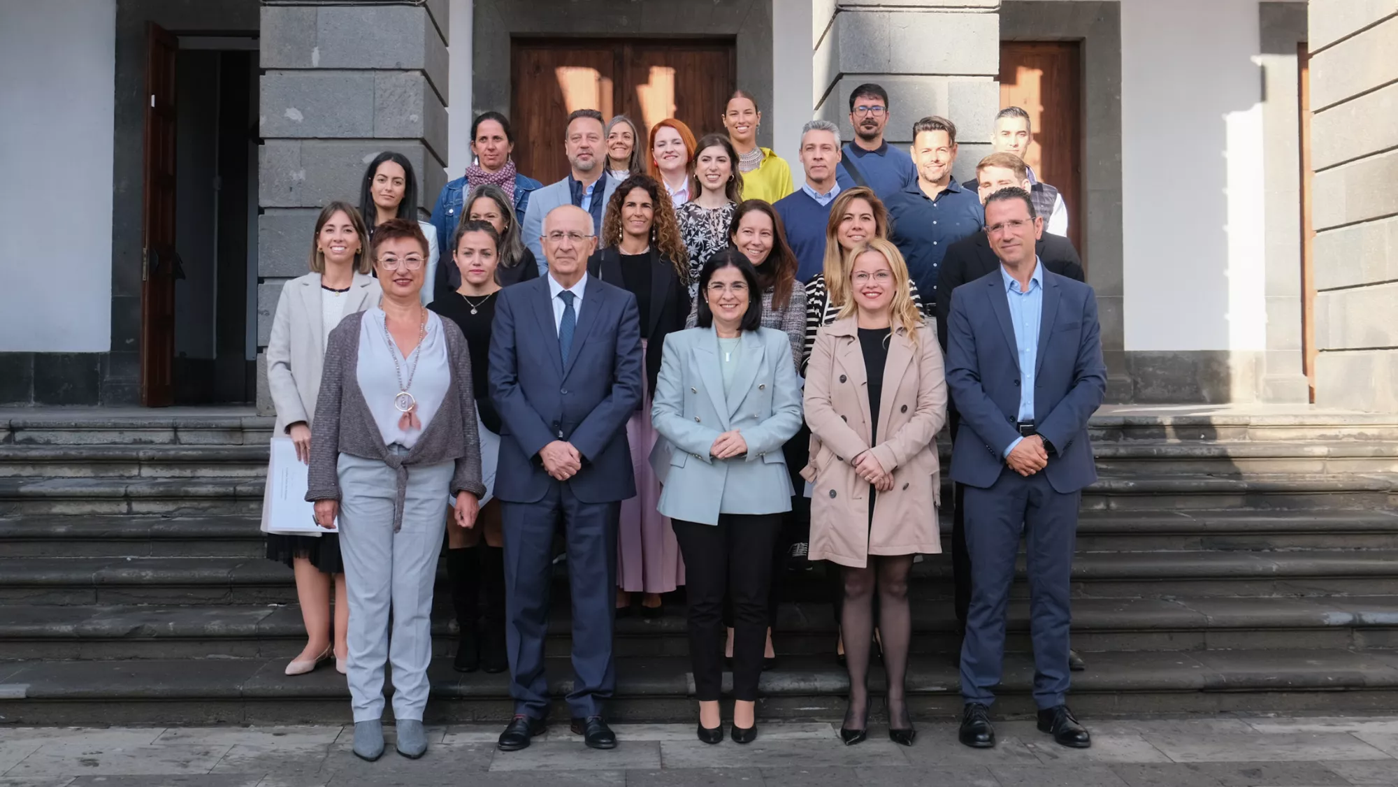 Foto de familia con los nuevos funcionarios del Ayuntamiento de Las Palmas de Gran Canaria / AYUNTAMIENTO DE LAS PALMAS DE GRAN CANARIA