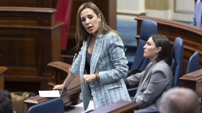 La consejera de Turismo y Empleo, Jéssica de León, en el pleno del Parlamento de Canarias. / EFE