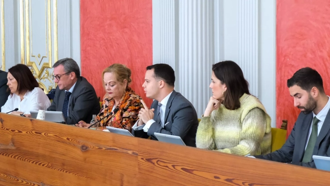 Adrián Santana, concejal de Cultura de Las Palmas de Gran Canaria, durante el pleno / AYUNTAMIENTO DE LAS PALMAS DE GRAN CANARIA