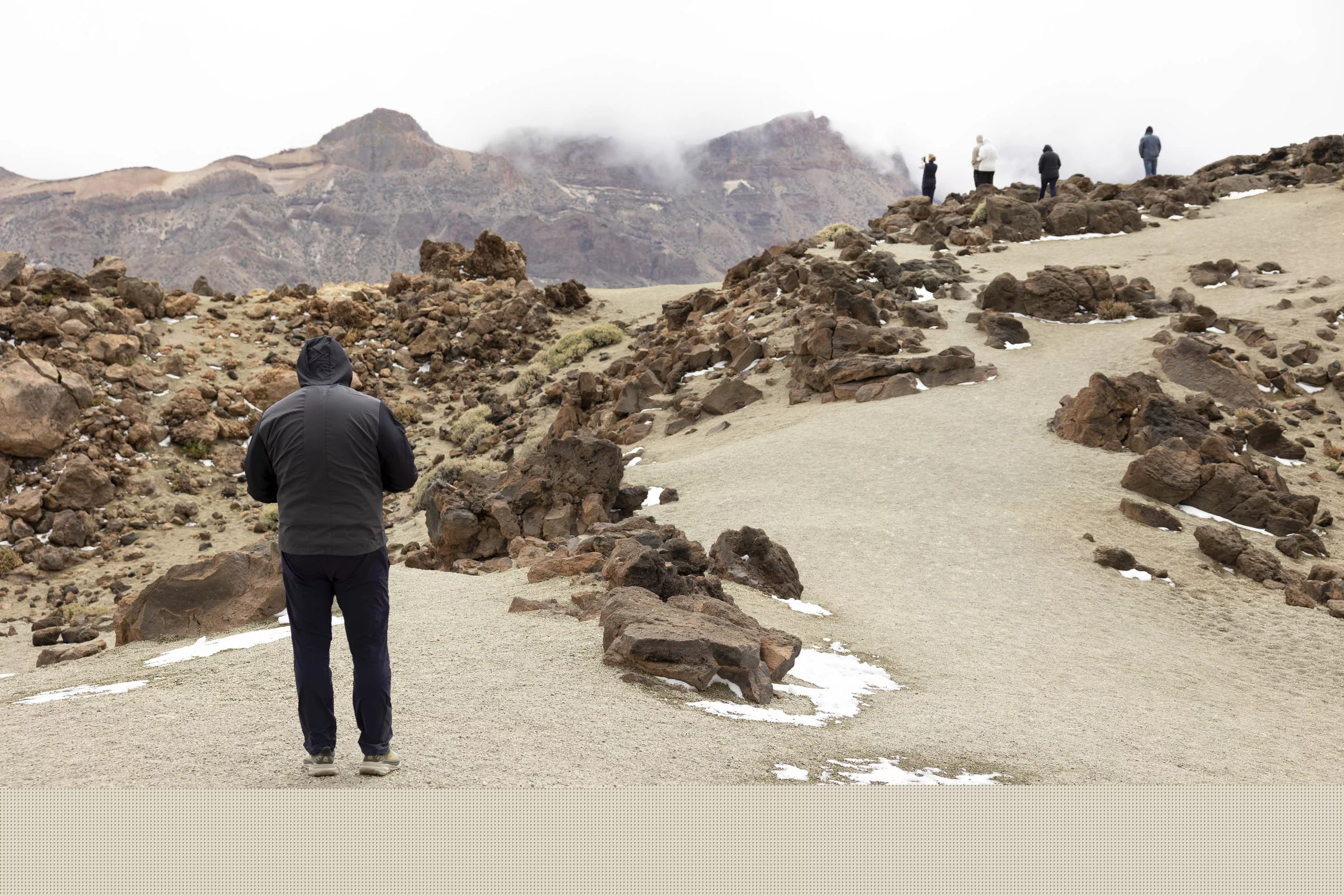 Primera nevada del año en el Teide a causa de la DANA que afecta a las islas. / MIGUEL BARRETO-EFE