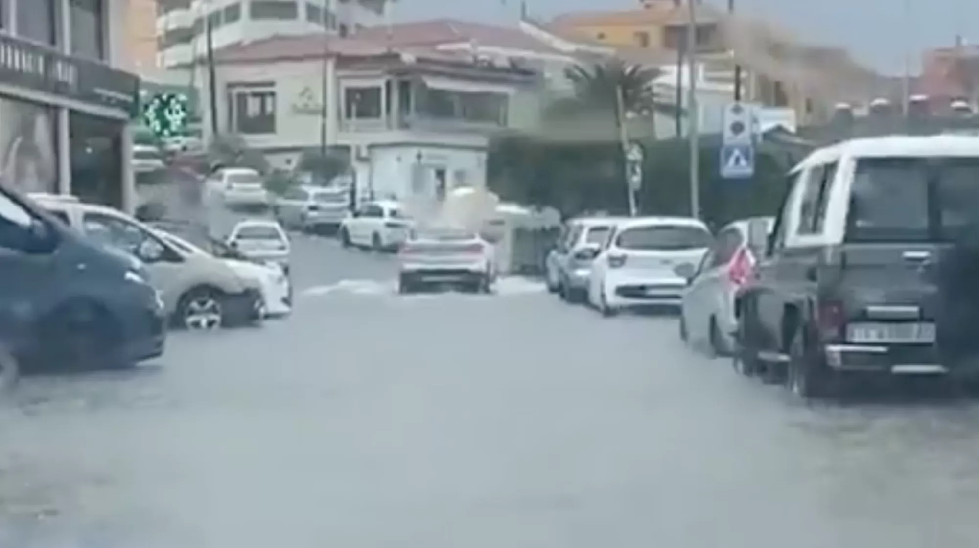 Candelaria (Tenerife) inundada por el paso de la DANA que azota Canarias./ X - CANARIAS RADIO