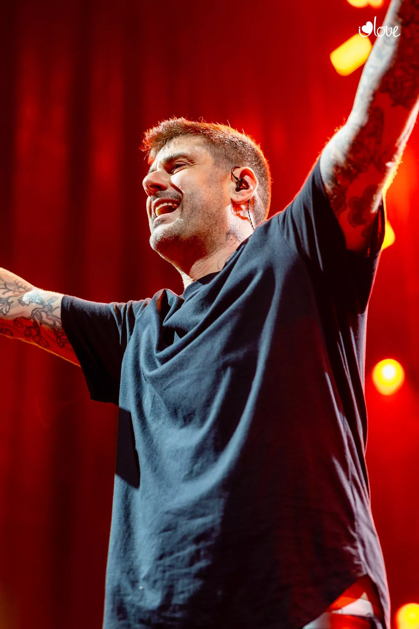 Melendi saluda al público en su concierto de Tenerife./  I Love the World