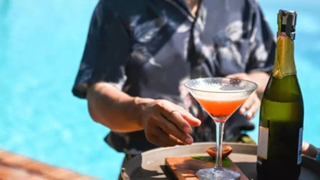 Un camarero sirve una copa en la terraza de un hotel. / PIXBAY