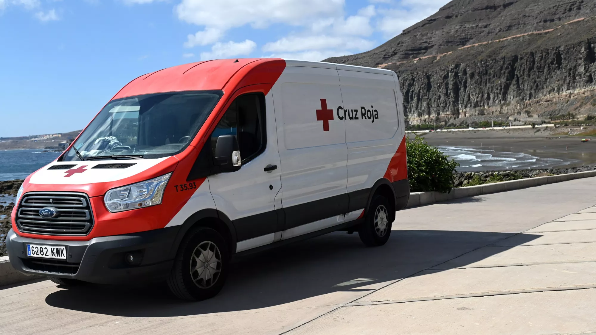 Una ambulancia de la Cruz Roja en la playa de La Laja de Gran Canaria. / AH