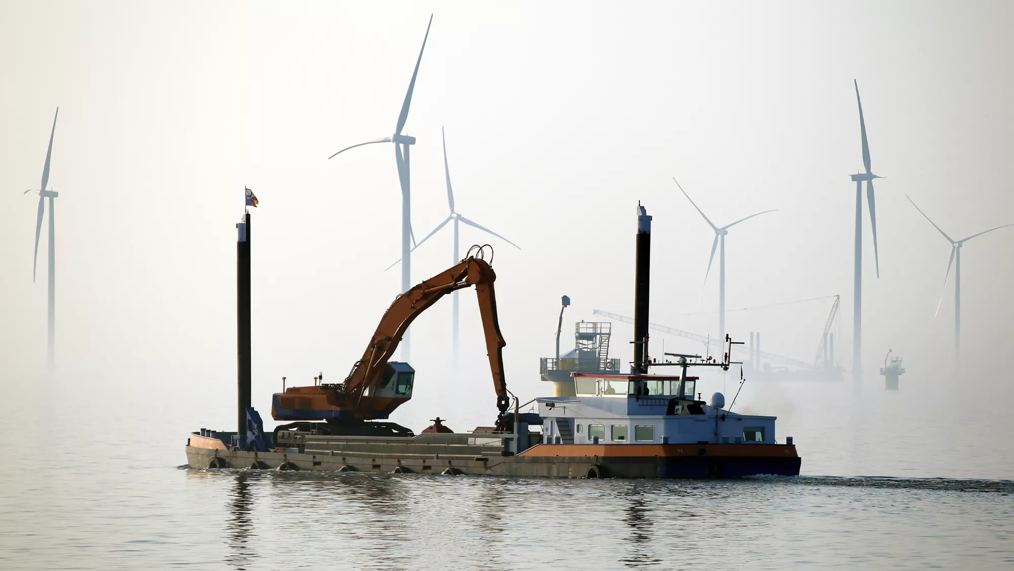 Instalación de aerogeneradores de eólica marina. / CANVA Instalación de aerogeneradores de eólica marina. / CANVA