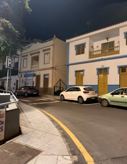 Iluminación del foco contra las fachadas y dejando algo de sombra en el paso de peatones / AH