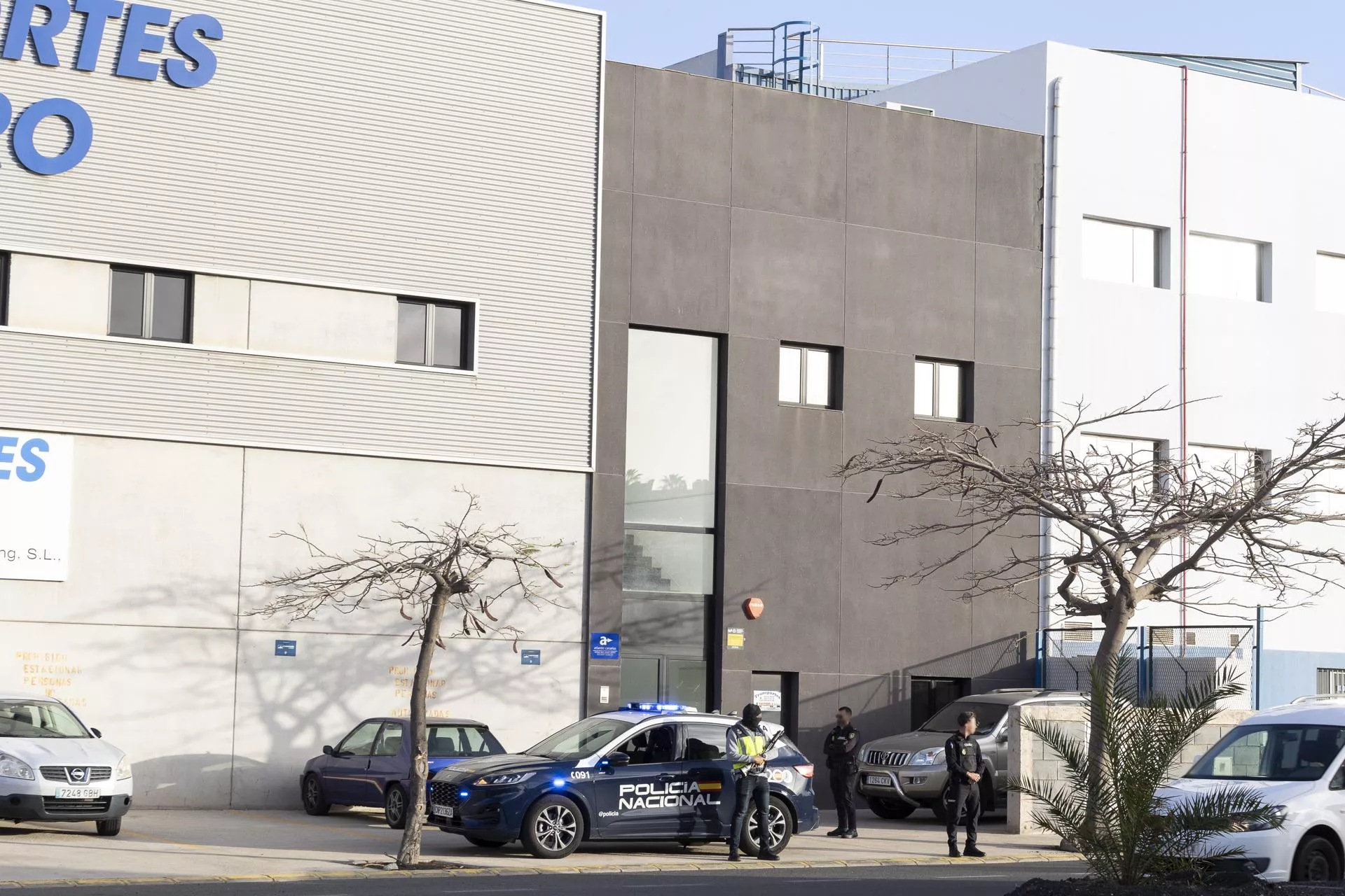 La Policía Nacional ha detenido este lunes a varias personas como consecuencia de una operación antidroga que ha llevado a cabo en una empresa de transporte en el puerto de La Luz de Las Palmas de Gran Canaria. EFE/Quique Curbelo