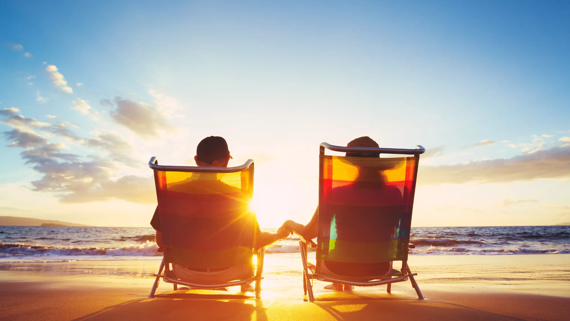 Imagen de dos personas en la playa después de jubilarse / AH
