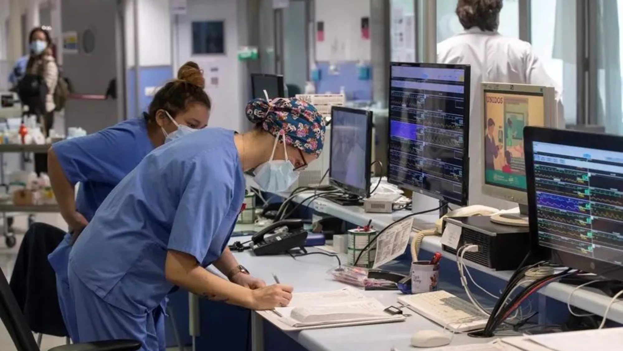 Imagen de unos sanitarios en la sanidad pública / EFE