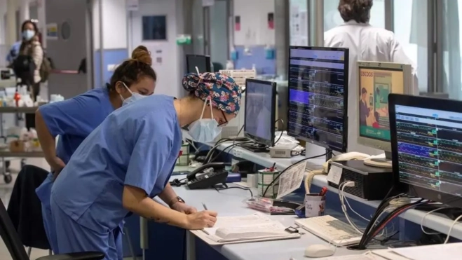 Imagen de unos sanitarios en la sanidad pública / EFE Imagen de unos sanitarios en la sanidad pública / EFE