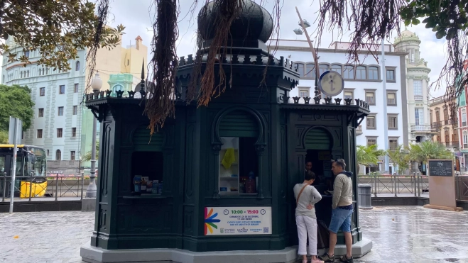 Unos turistas siendo atendidos en el quiosco de la plaza de Las Ranas / ATLÁNTICO HOY