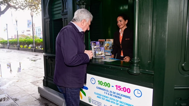 El concejal Pedro Quevedo visita el quiosco / TURISMO LPA