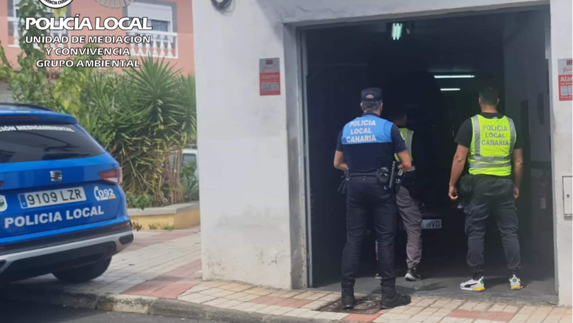 La Policía Local de Las Palmas en uno de los tres talleres de coches clandestinos cerrados en Las Mesas y Las Torres./ CEDIDA