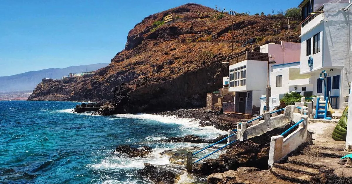 El Varadero es un pequeño núcleo pesquero entre Barranco Hondo y Tabaiba que sorprende por su adaptación al entorno rocoso y escarpado que desemboca en el mar./ REDES..