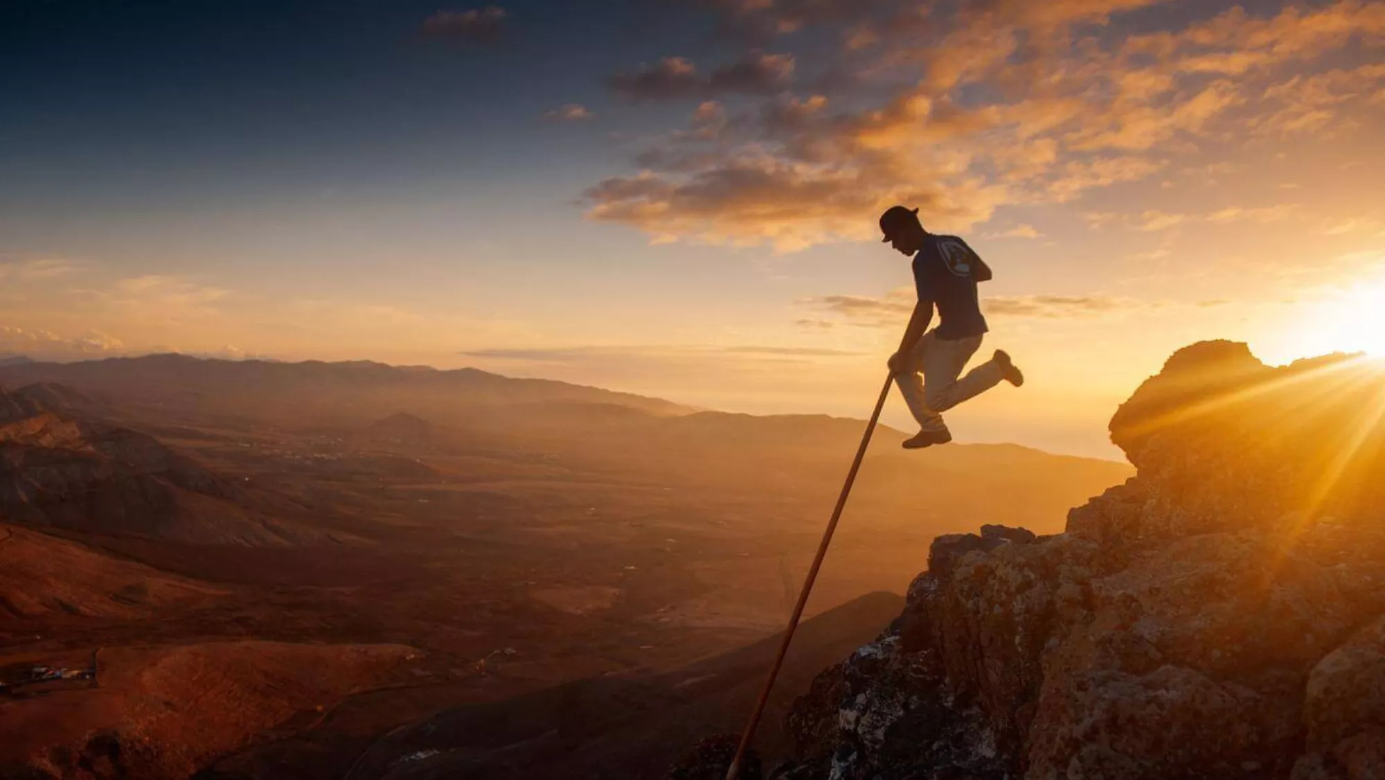 Una persona practicando el salto del pastor / HOLA ISLAS CANARIAS