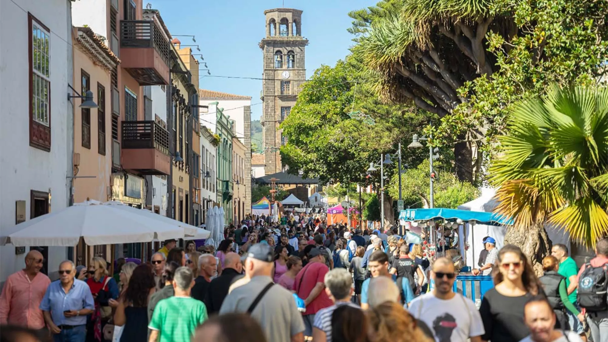 Un flashmob musical sorprende en La Laguna por el 25º aniversario como Ciudad Patrimonio. En la imagen, personas paseando por la ciudad de La Laguna / EFE